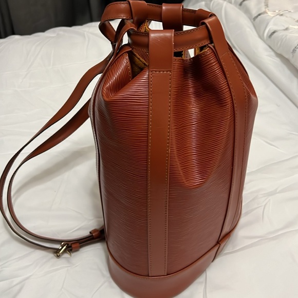 LOUIS VUITTON Randonnee PM
M43083 Kenyan Brown Epi Backpack - Picture 5 of 10